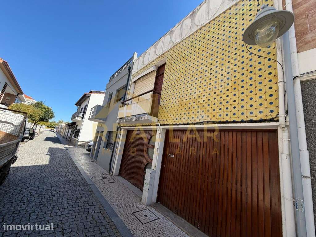 Excelente Oportunidade na Póvoa de Varzim: Moradia V3 para Restauro - Grande imagem: 3/39