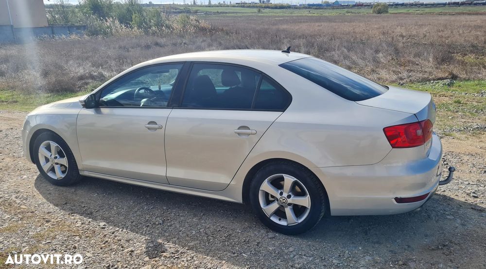 Volkswagen Jetta - 2