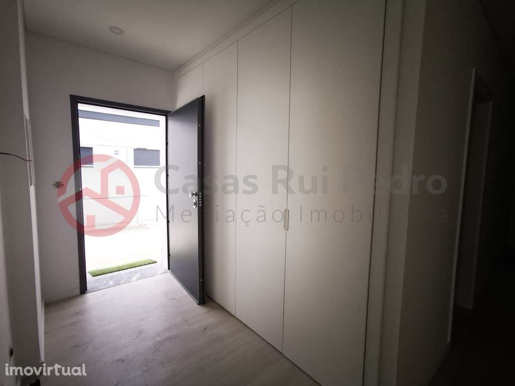 Moradia geminada de construção nova, em Fernão Ferro - Grande imagem: 4/21