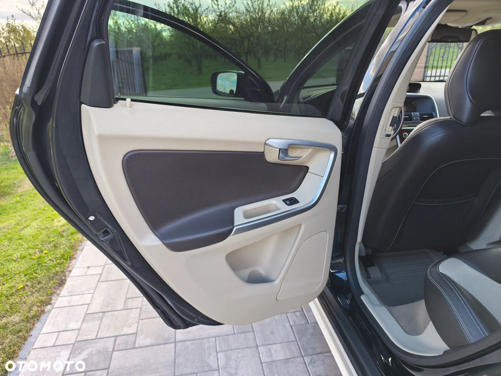 Volvo XC 60 2.4D AWD Summum - 33