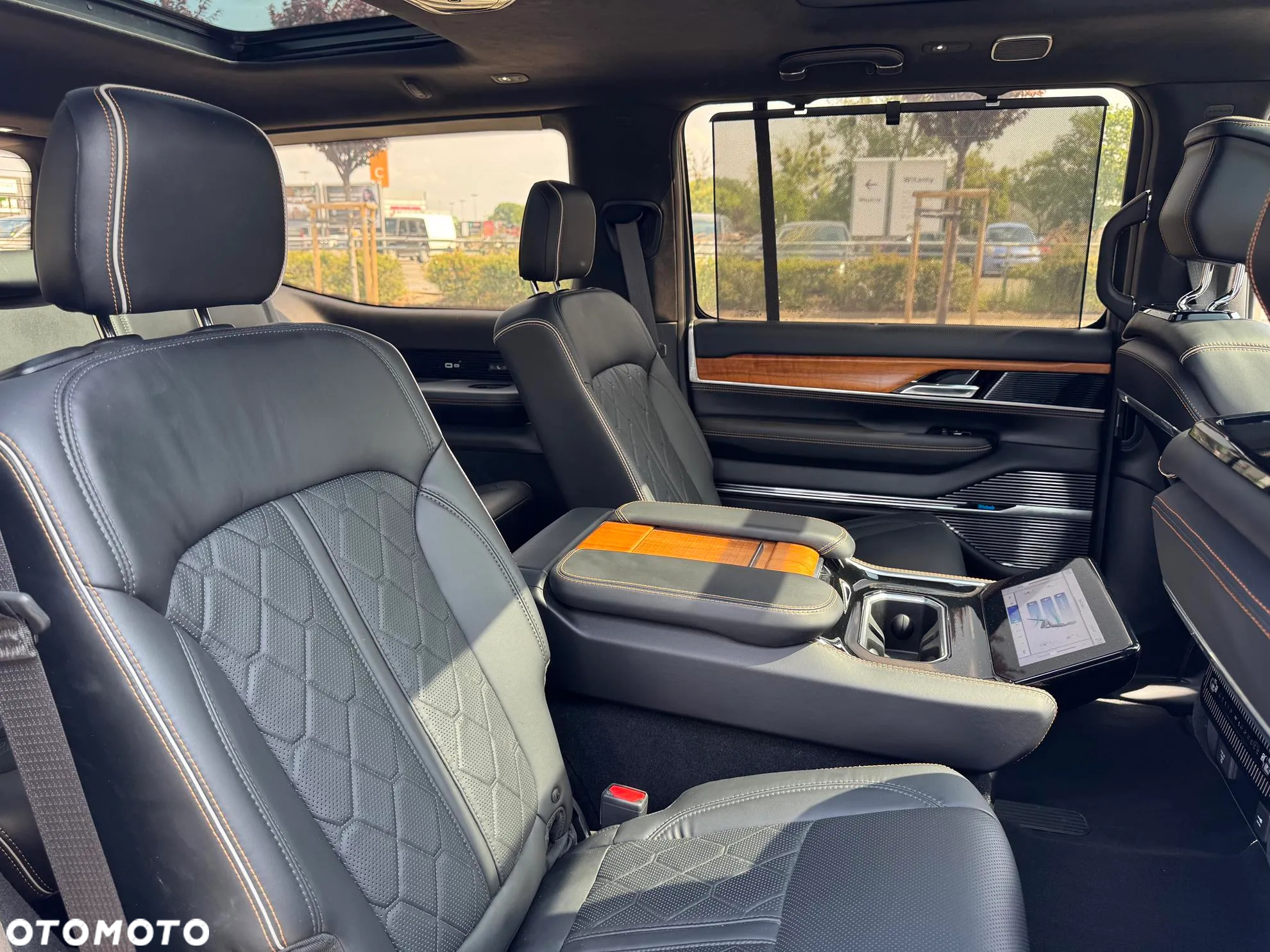 Jeep Grand Wagoneer - 11