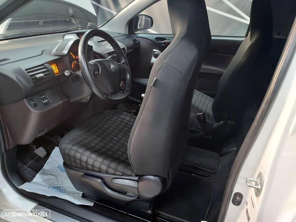 Toyota iQ 1.0 VVT-i Essential+AC — fotografia 9
