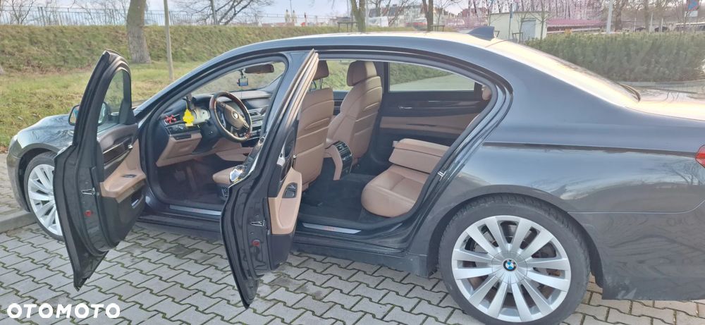 BMW Seria 7 750i L xDrive - 17
