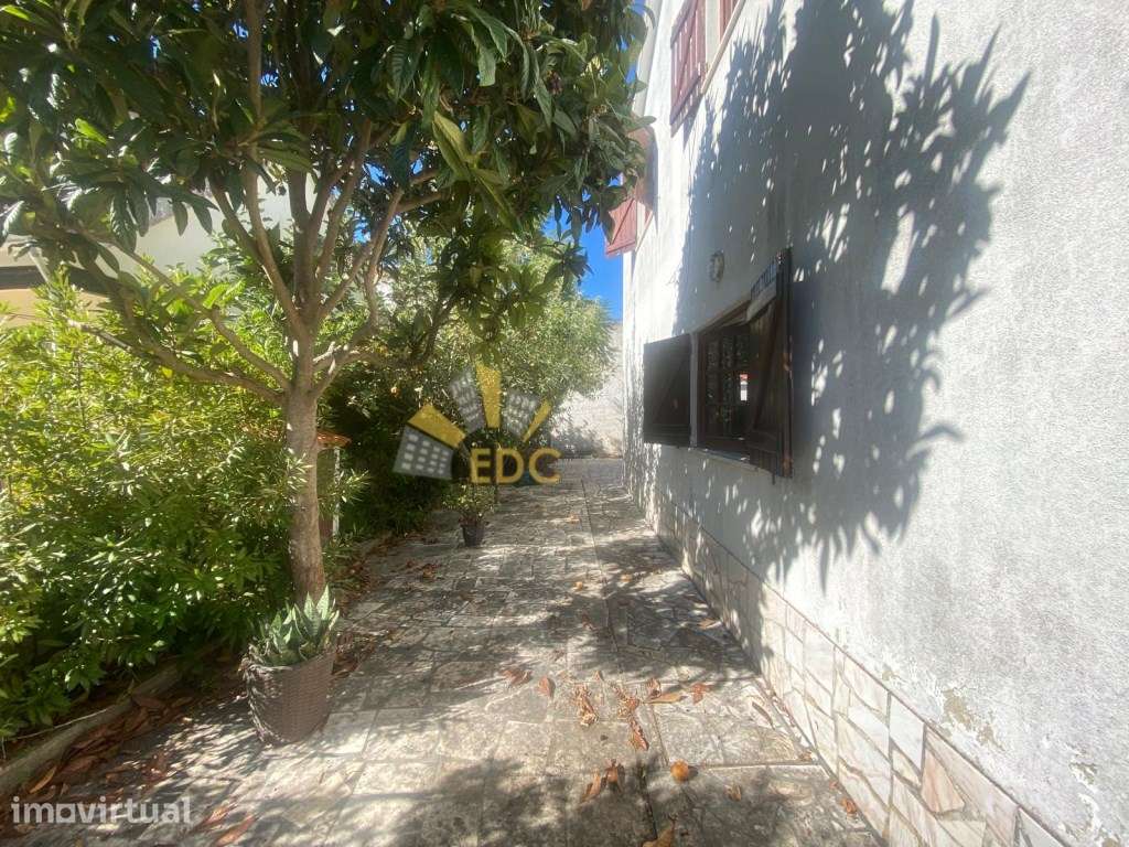 Moradia T3 para Remodelar na Aroeira | Lote de 322,33 m² | Garagem,... - Grande imagem: 2/33