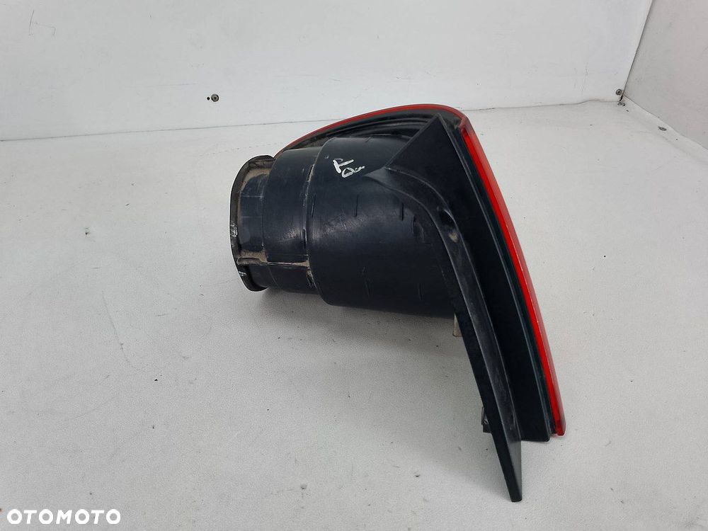 LAMPA TYLNA PRAWA SEAT TOLEDO III 5P5945096C  5P5945112A 1.9 TDI - 4