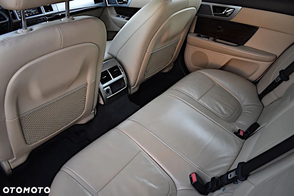 Jaguar XF 2.2 D Premium Luxury - 27