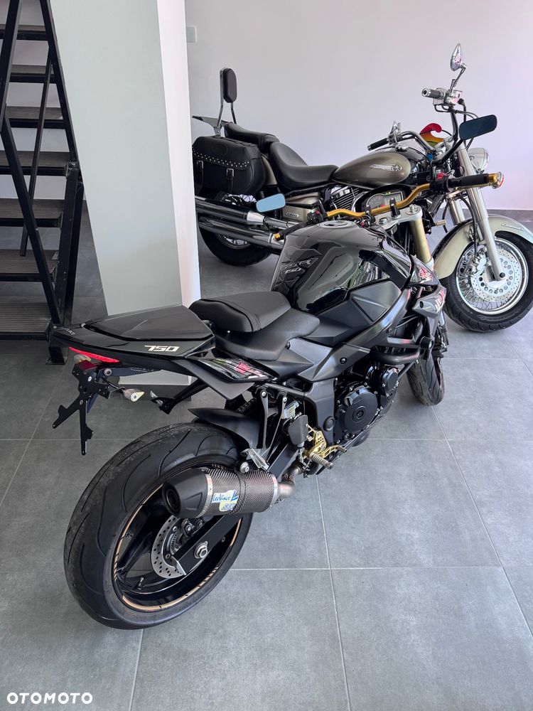 Suzuki GSR - 17