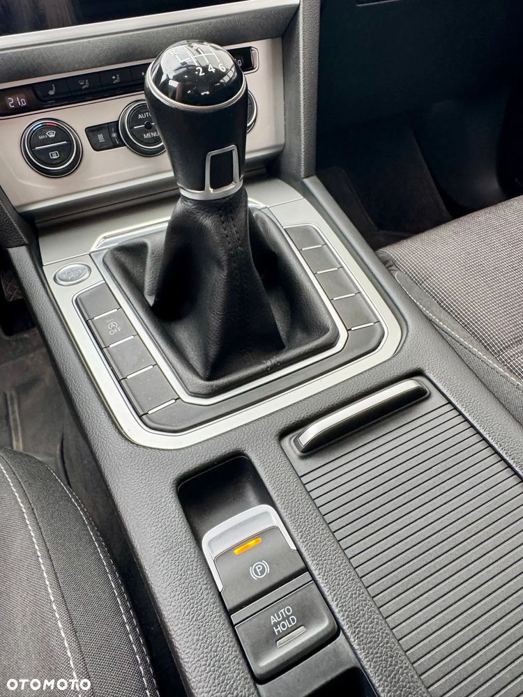 Volkswagen Passat - 25
