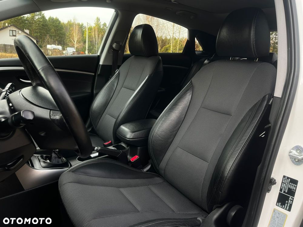 Hyundai i30 1.6 CRDi Fifa World Cup Edition - 24