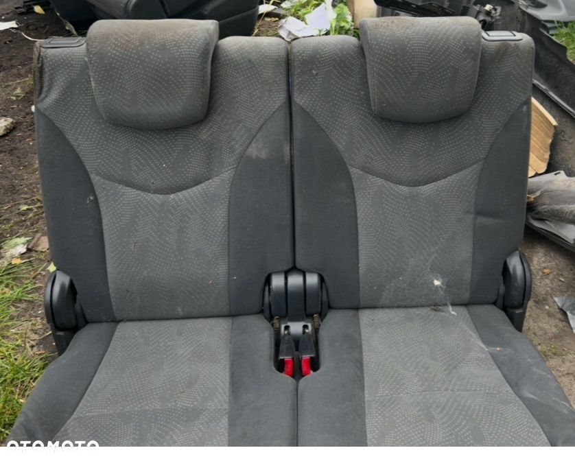 Toyota Prius plus fotele tyl - 1