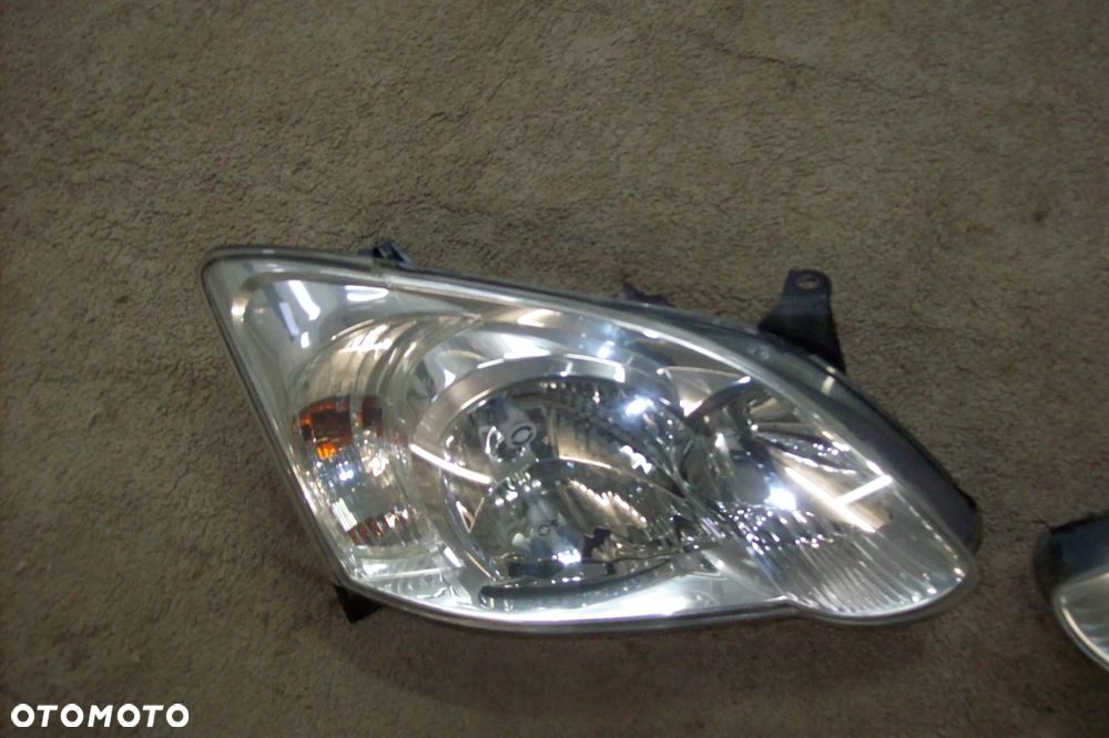 LAMPA PRZEDNIA PRAWA TOYOTA COROLLA E-12 LIFT - 2