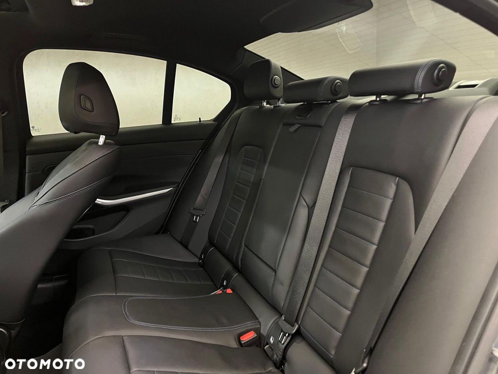 BMW Seria 3 330i xDrive M Sport - 32