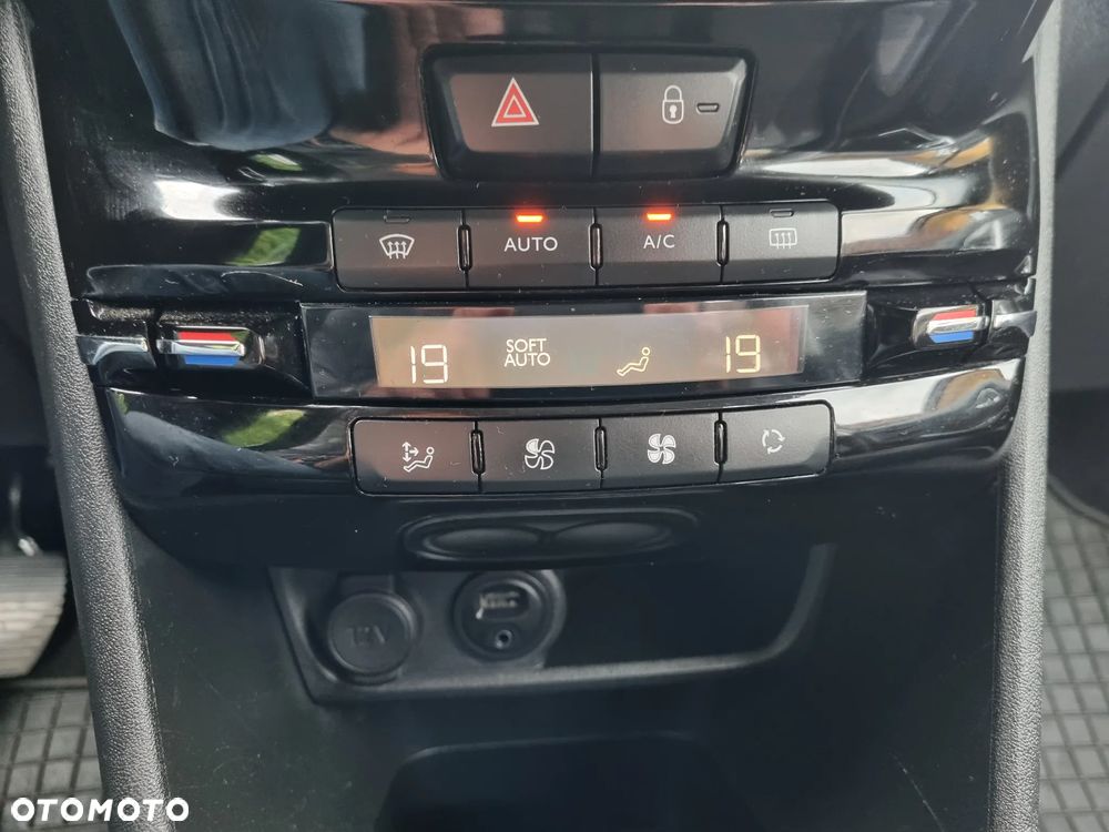 Peugeot 2008 1.2 Pure Tech Allure S&S - 18