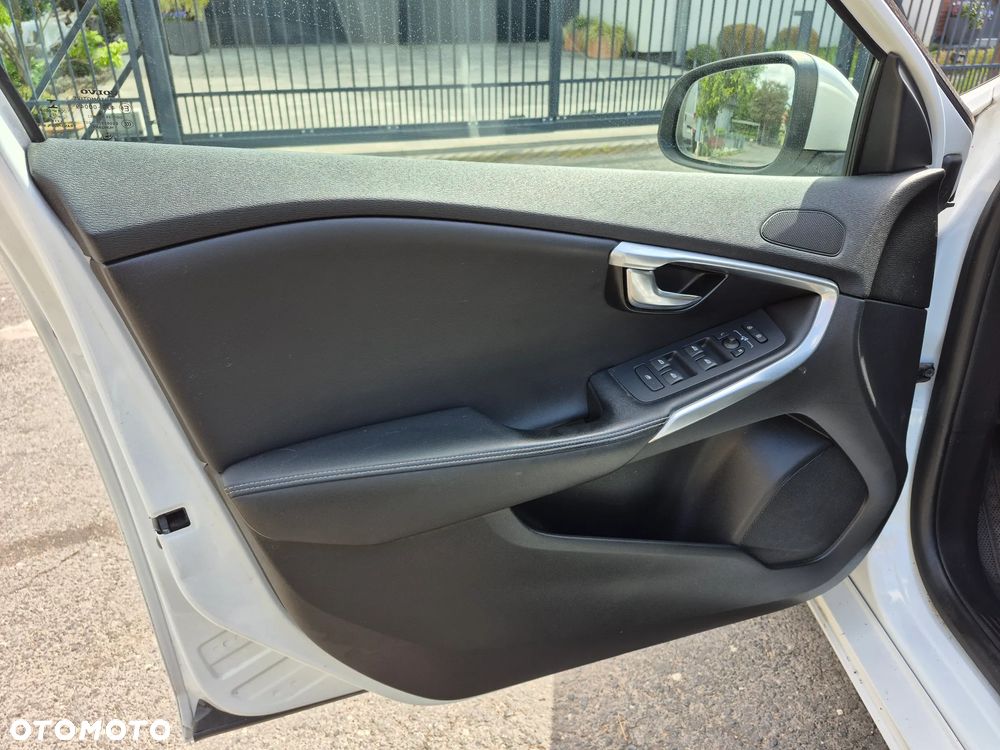 Volvo V40 D2 Drive-E R-Design Momentum - 27