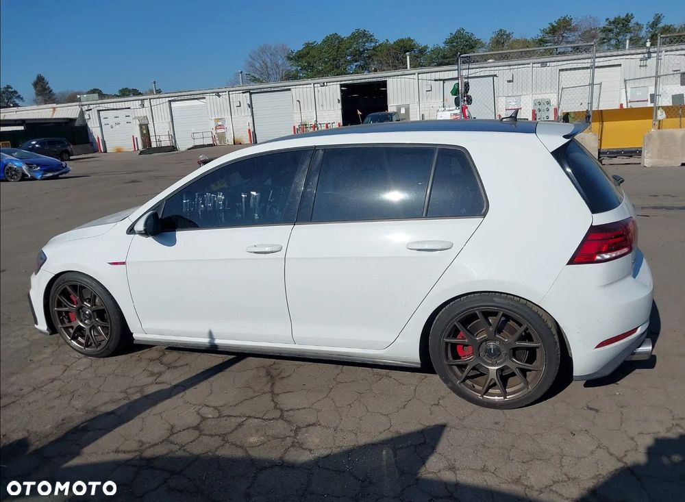 Volkswagen Golf - 2