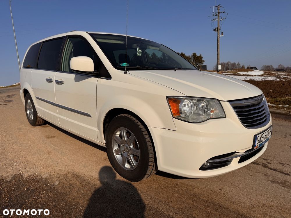 Chrysler Town & Country - 2