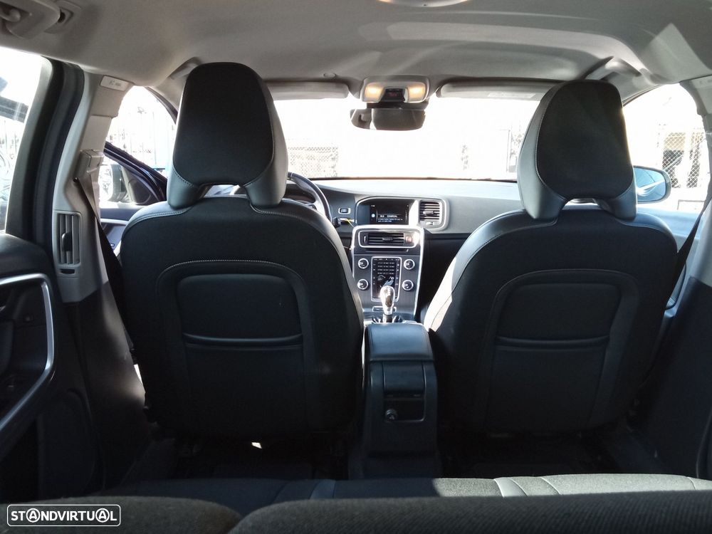 Volvo V60 2.4 D6 Momentum AWD Phev - 14