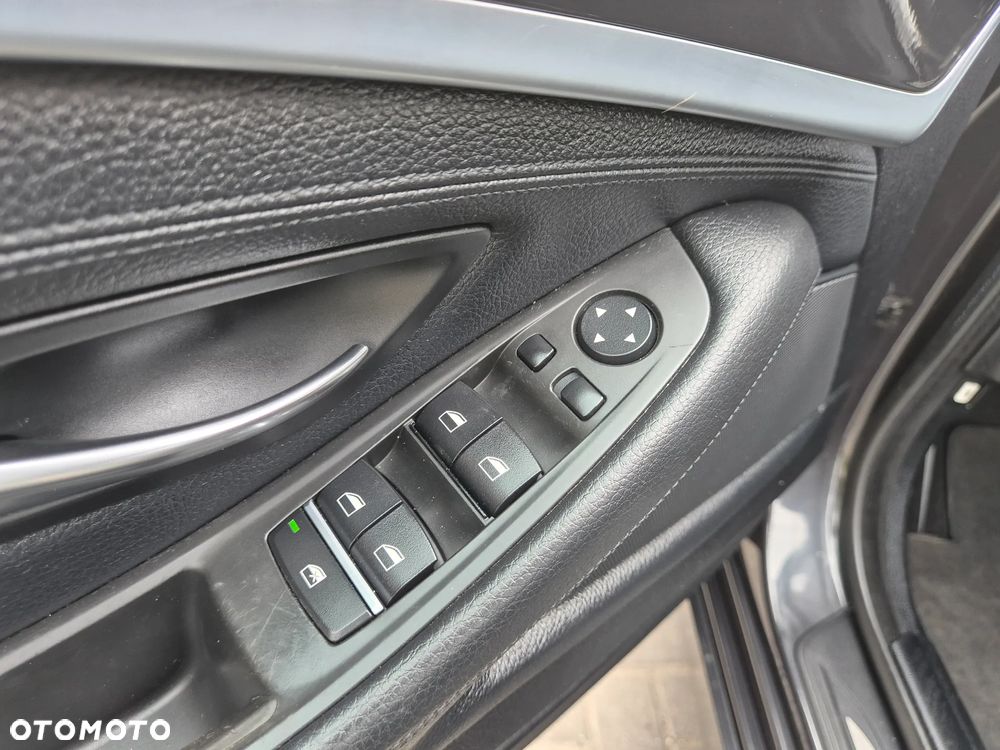 BMW Seria 5 520i - 35
