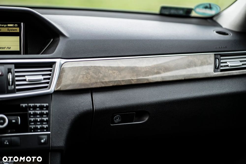 Mercedes-Benz Klasa E 220 CDI DPF BlueEFFICIENCY 7G-TRONIC Elegance - 27