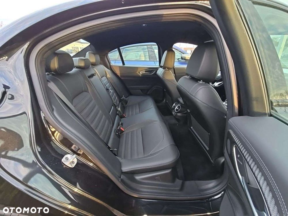 Alfa Romeo Giulia - 16