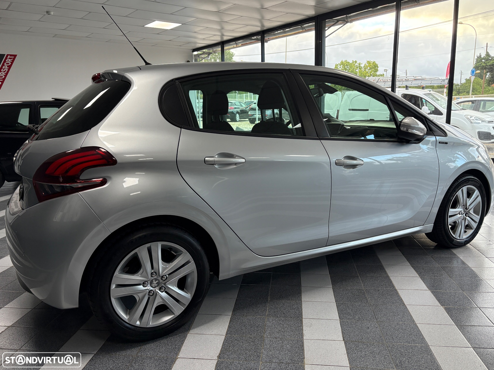 Peugeot 208 1.2 PureTech Signature - 12