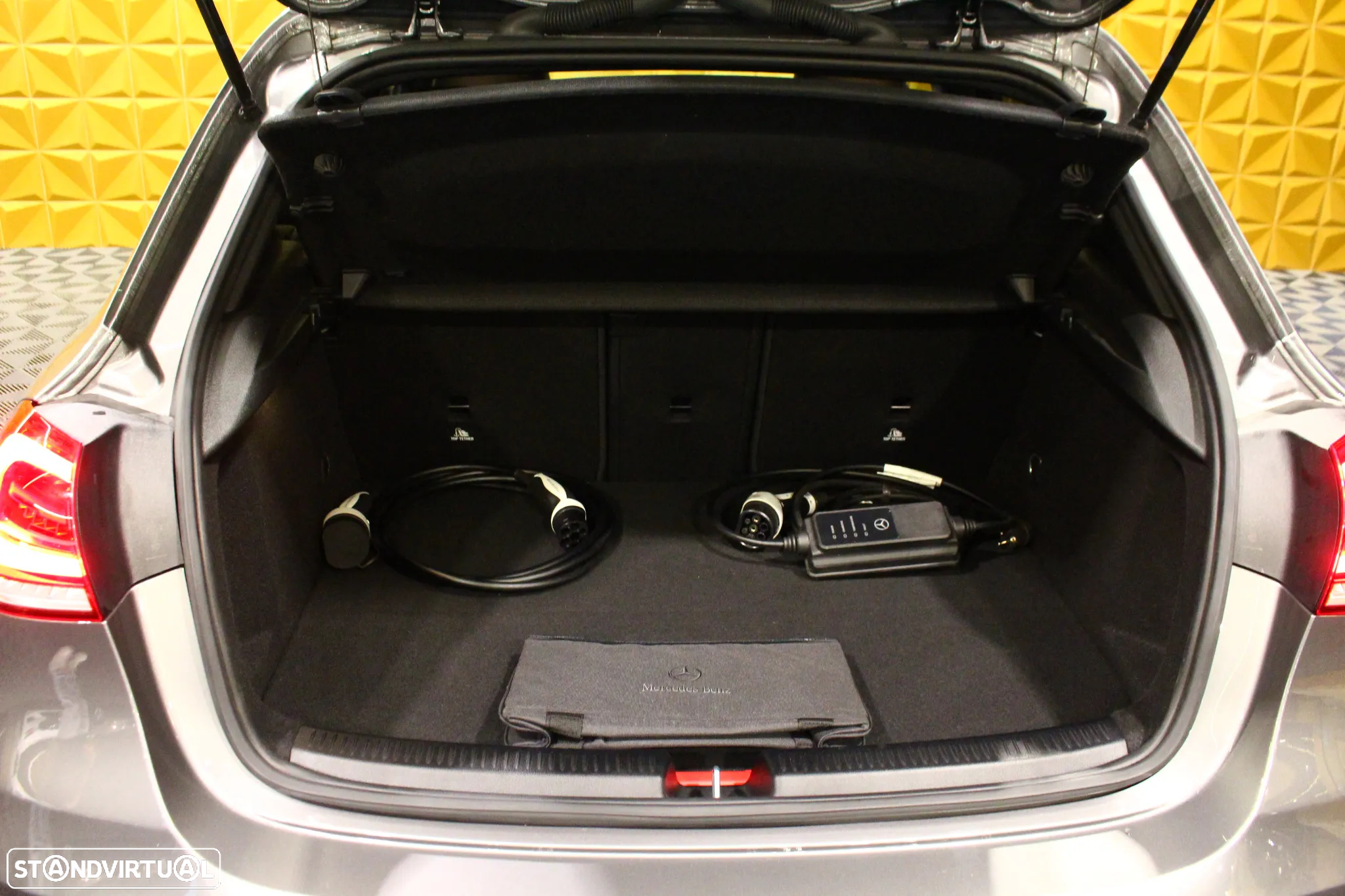 Mercedes-Benz A 250 e AMG Line - 22