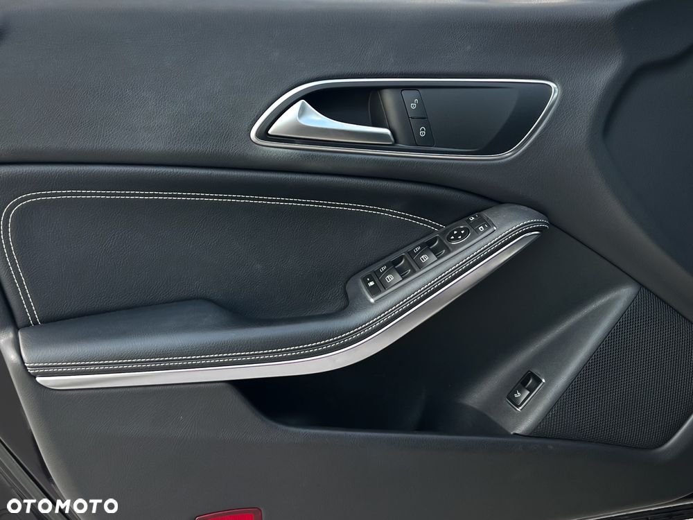 Mercedes-Benz CLA 180 AMG Line - 23