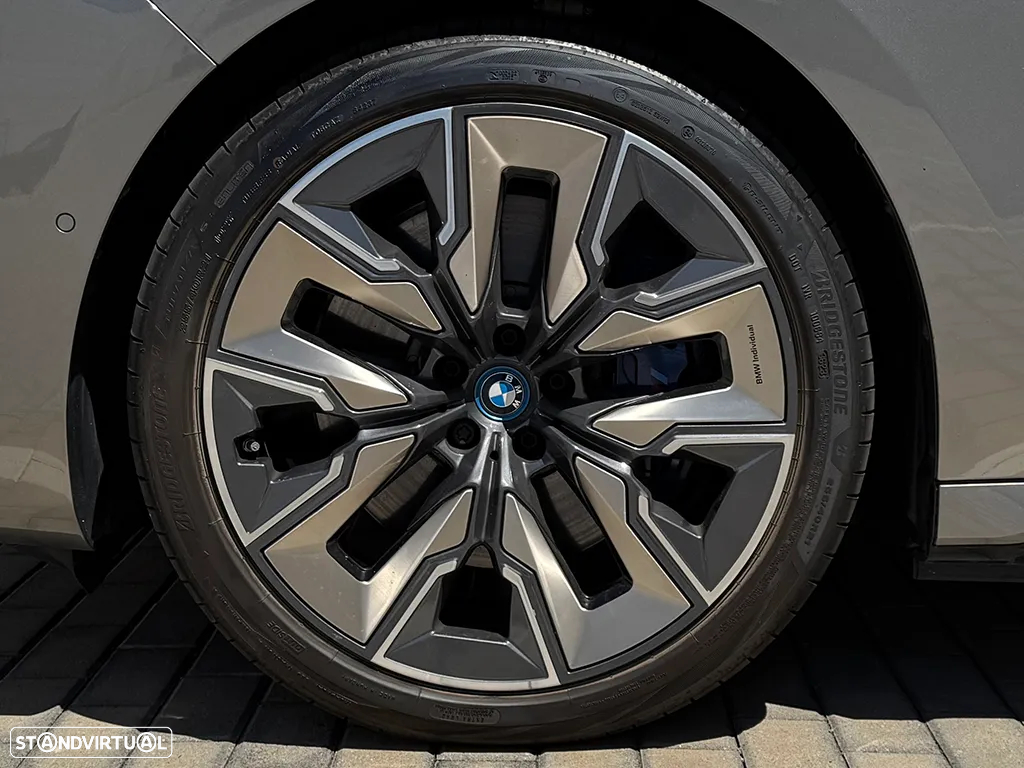 BMW i7 xDrive60 Pack Desportivo M - 19