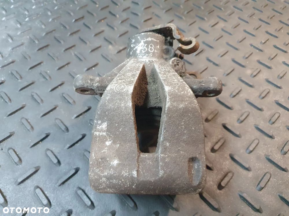 ZACISK LEWY TYŁ FIAT STILO 1.6 16V - 1