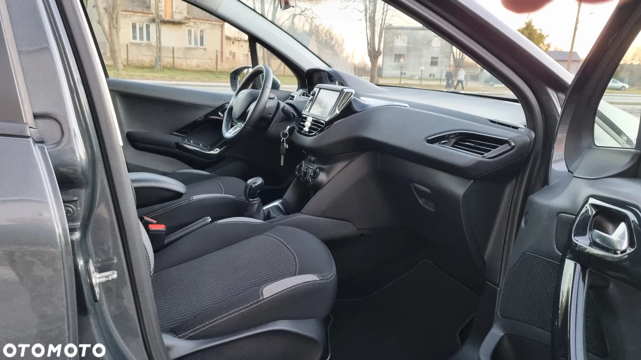 Peugeot 208 - 16