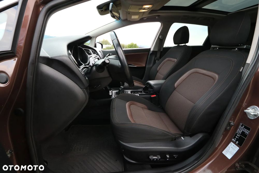 Kia Ceed 1.6 CRDi 128 Fifa World Cup Edition - 6