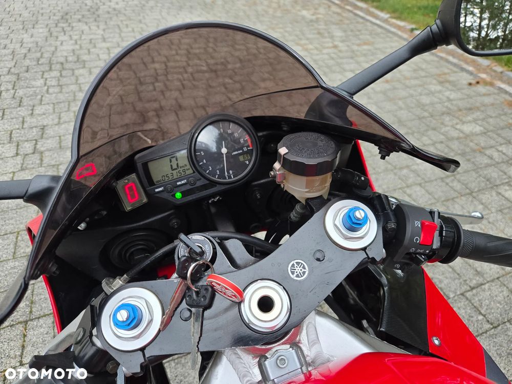 Yamaha R1 - 18
