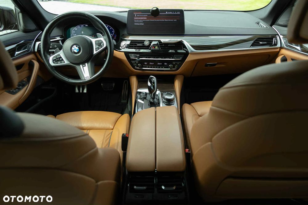 BMW Seria 5 M550i xDrive - 23