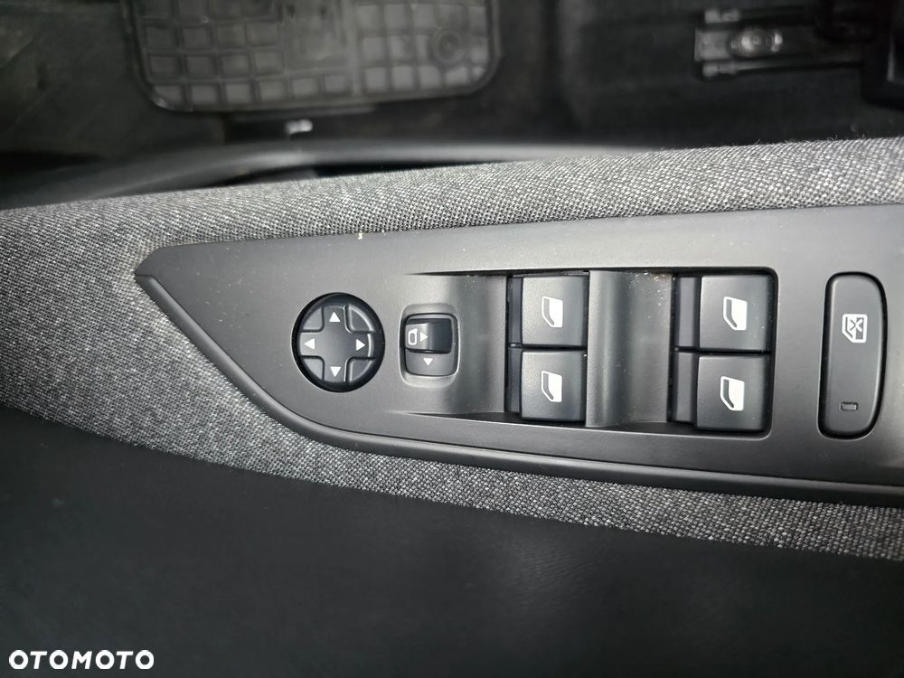 Peugeot 3008 1.2 PureTech Active S&S EAT8 - 29