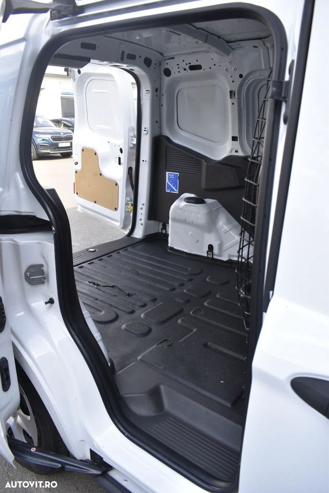 Ford Transit Courier - 11