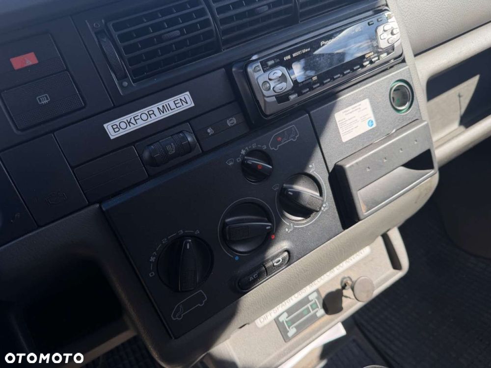 Volkswagen Caravelle - 12