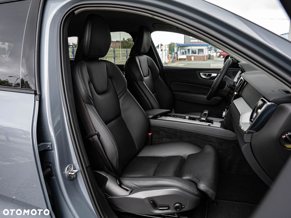 Volvo XC 60 B4 B Plus Dark - 26