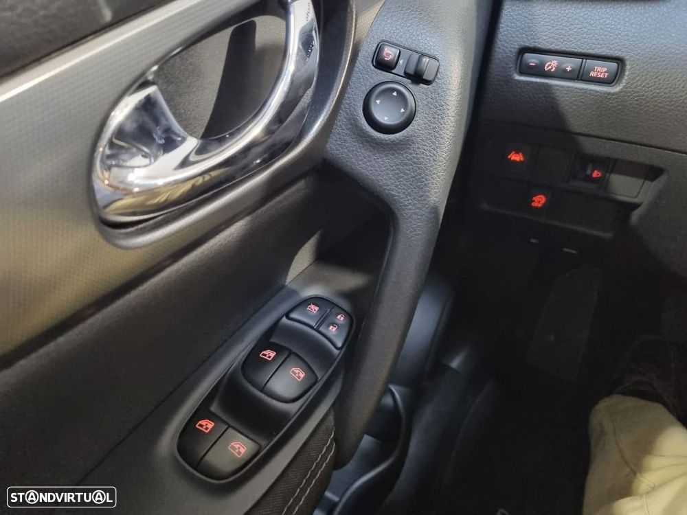 Nissan Qashqai 1.5 dCi N-Connecta J18 - 14