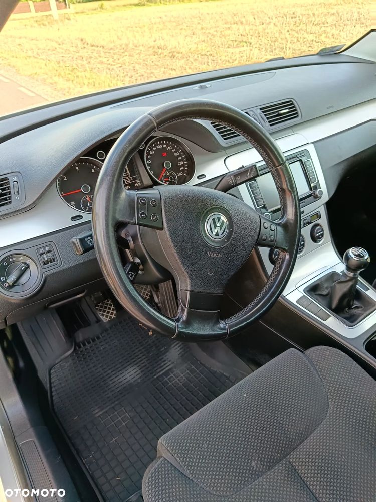 Volkswagen Passat 2.0 TDI DPF Highline - 14