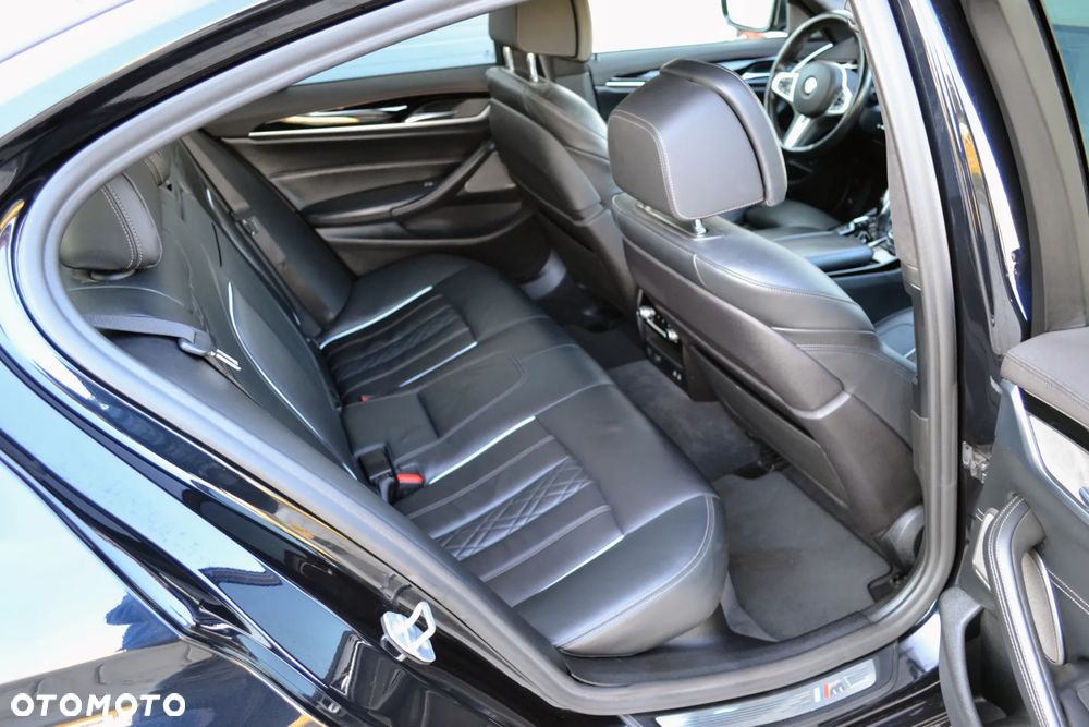 BMW Seria 5 M550i xDrive sport - 25