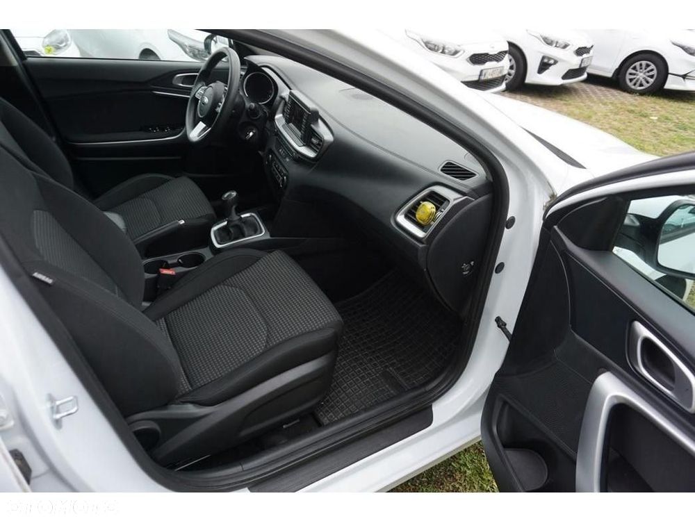Kia Ceed - 33