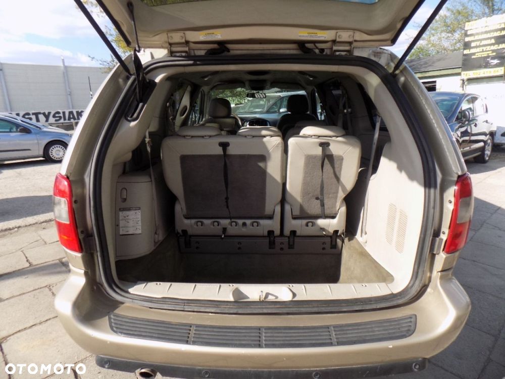 Chrysler Town & Country - 8