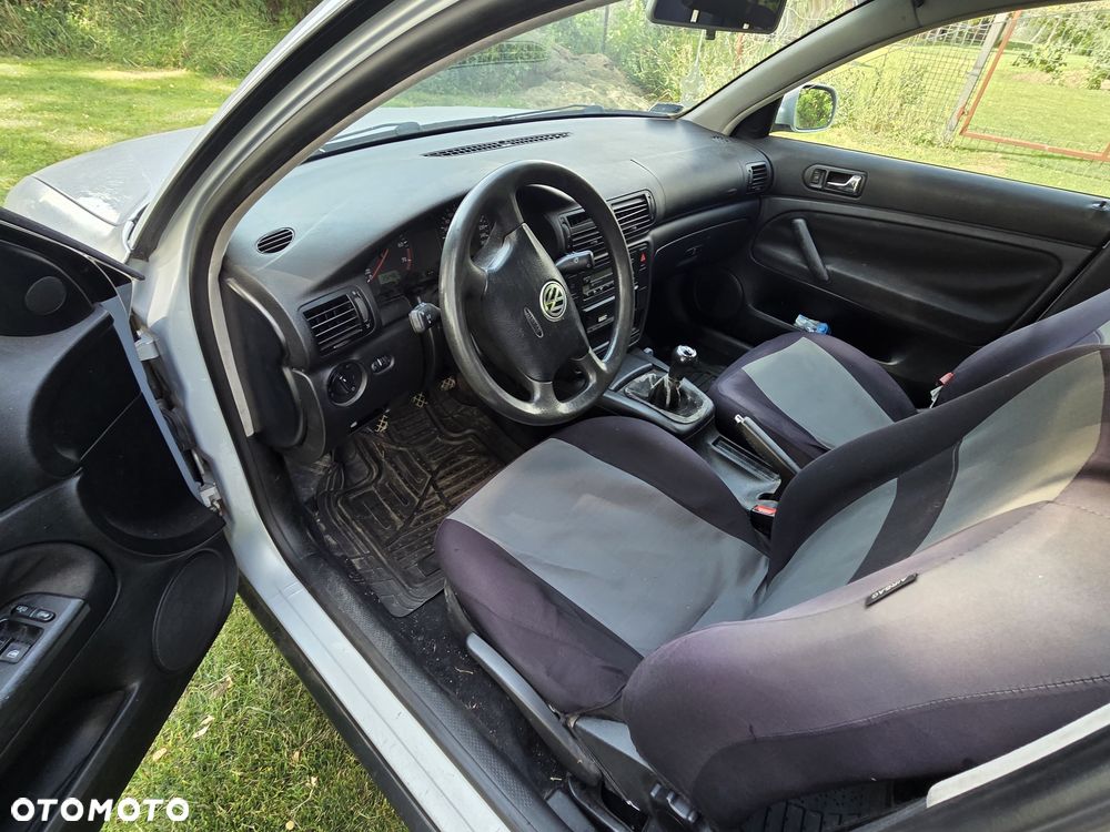 Volkswagen Passat 1.6 - 7