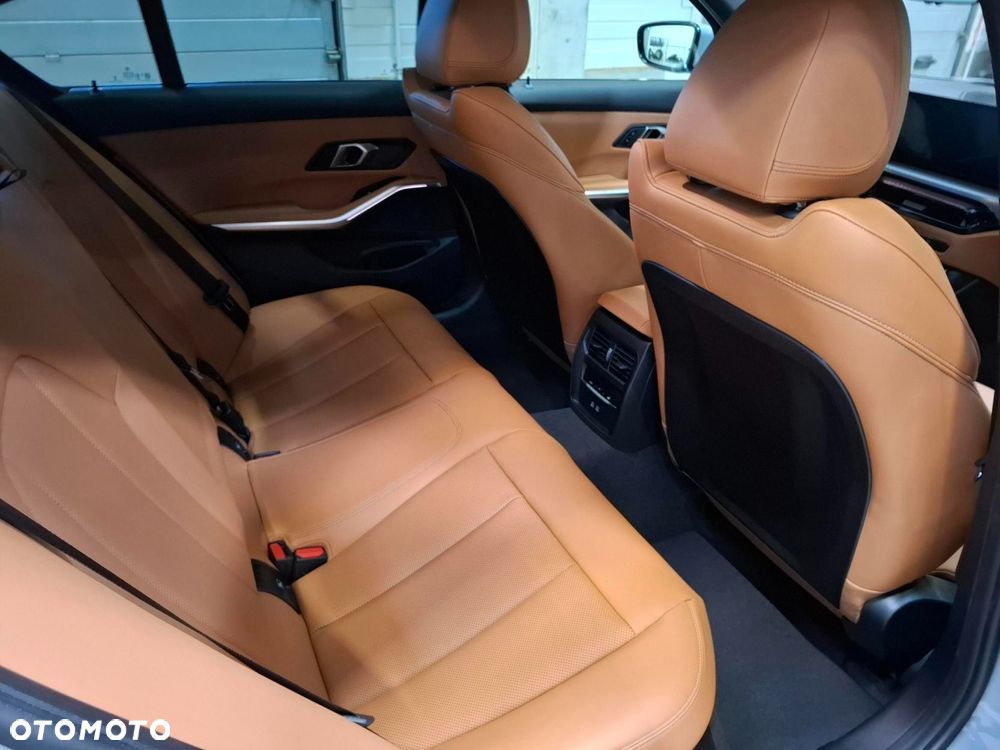 BMW Seria 3 318i - 9