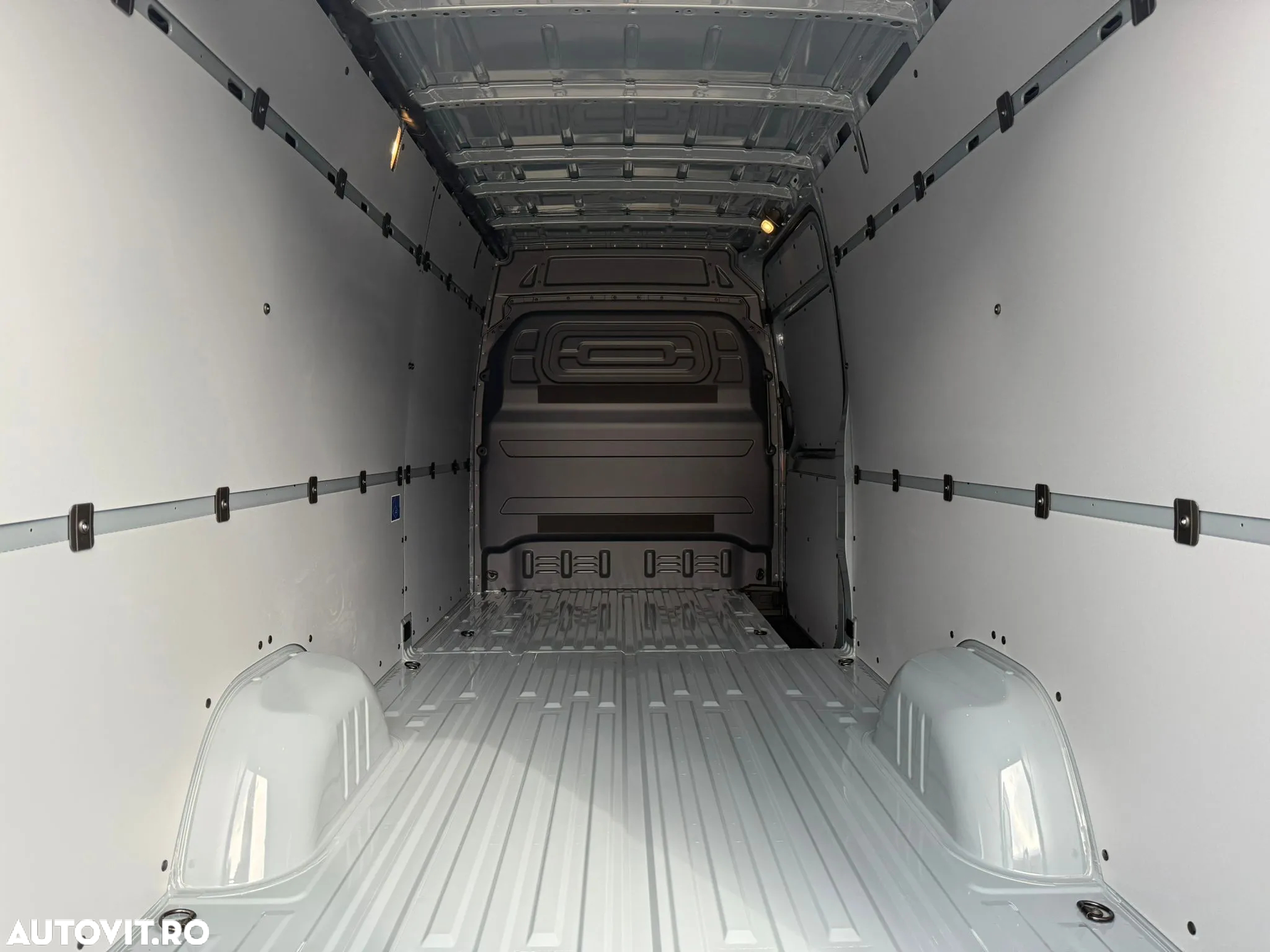 Mercedes-Benz Sprinter - 14