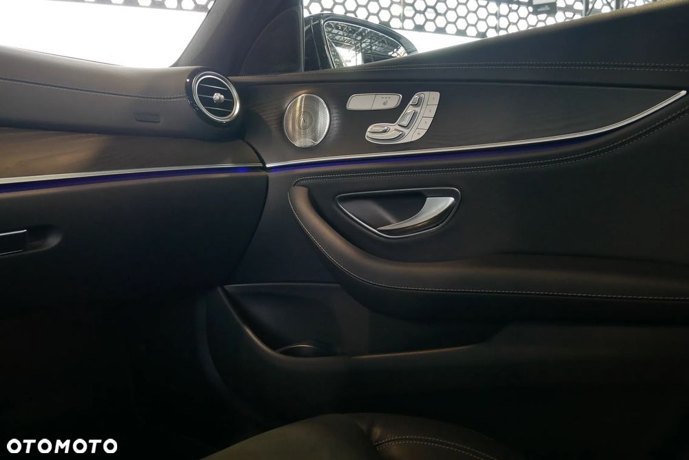 Mercedes-Benz Klasa E 220 d 4Matic 9G-TRONIC AMG Line - 26