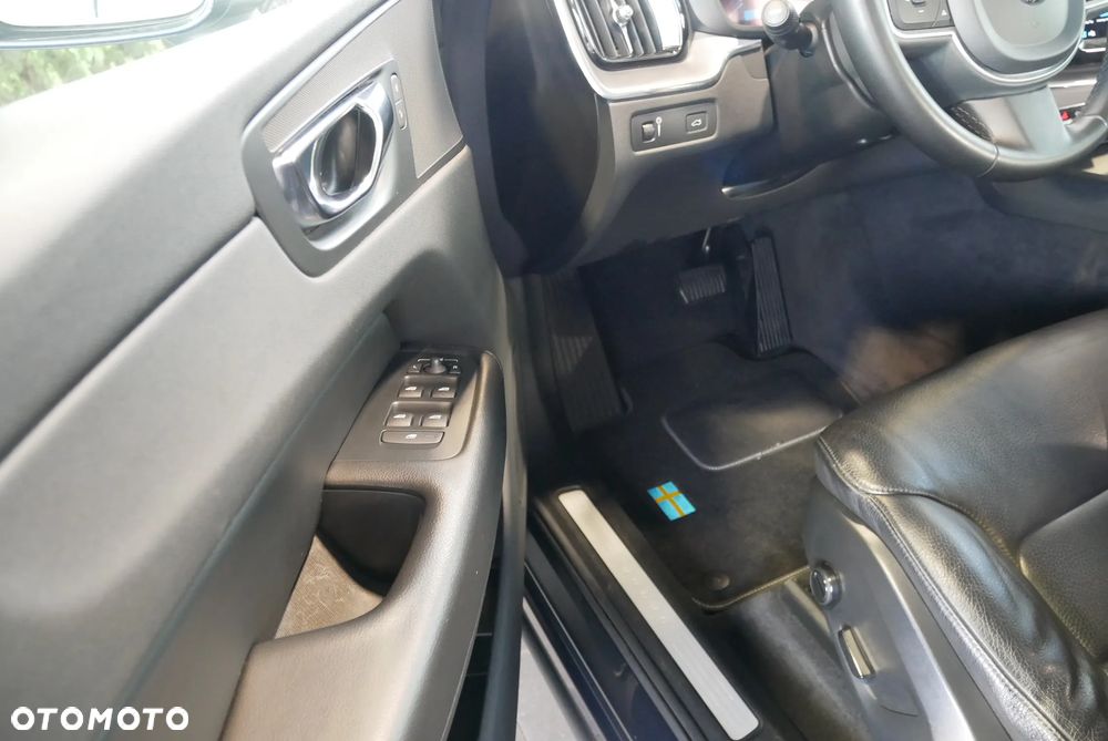 Volvo XC 60 B4 D Momentum Pro - 22