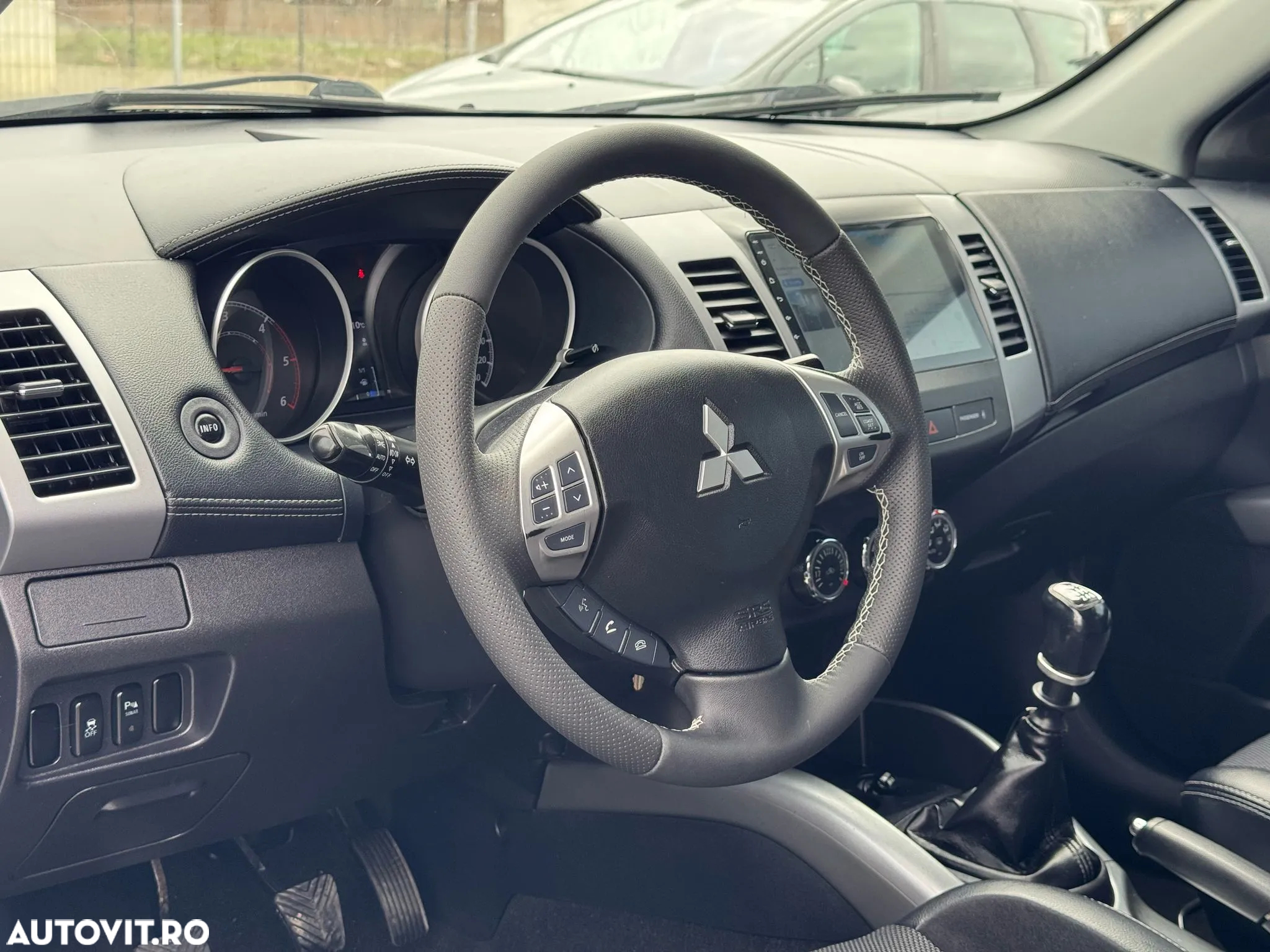 Mitsubishi Outlander - 32