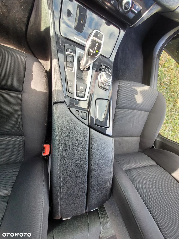 BMW Seria 5 525d xDrive - 14
