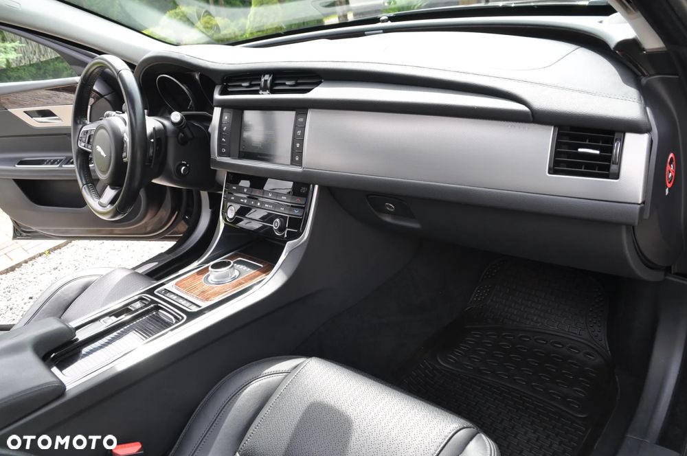 Jaguar XF 20d R-Sport - 20
